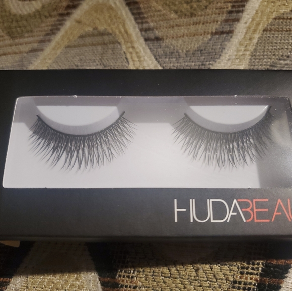 Huda Beauty Lashes (Choose your Style) - Picture 5 of 7